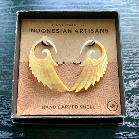 🪽Mother of Pearl Angelic Wings🪽 
HAND CARVED SHELL - INDONESIAN ARTISANS 
🎁 NIB - Picture 3 of 10